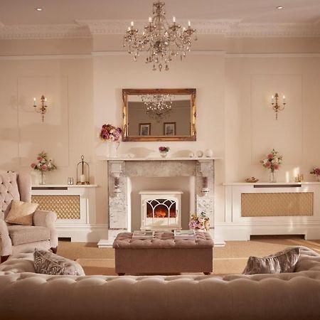 Bathen House Boutique Hotel מראה חיצוני תמונה A living room with a fireplace