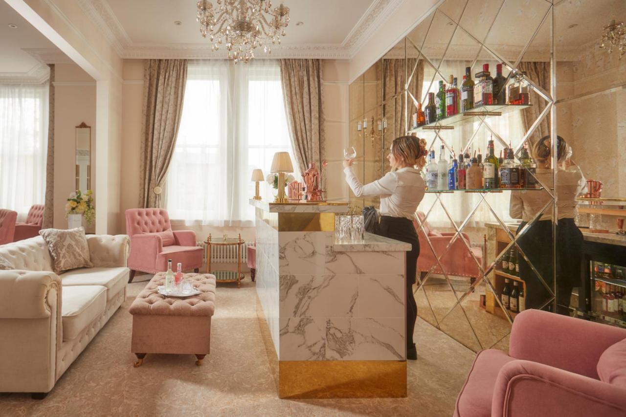 Bathen House Boutique Hotel מראה חיצוני תמונה The bar at the Hotel de Crillon
