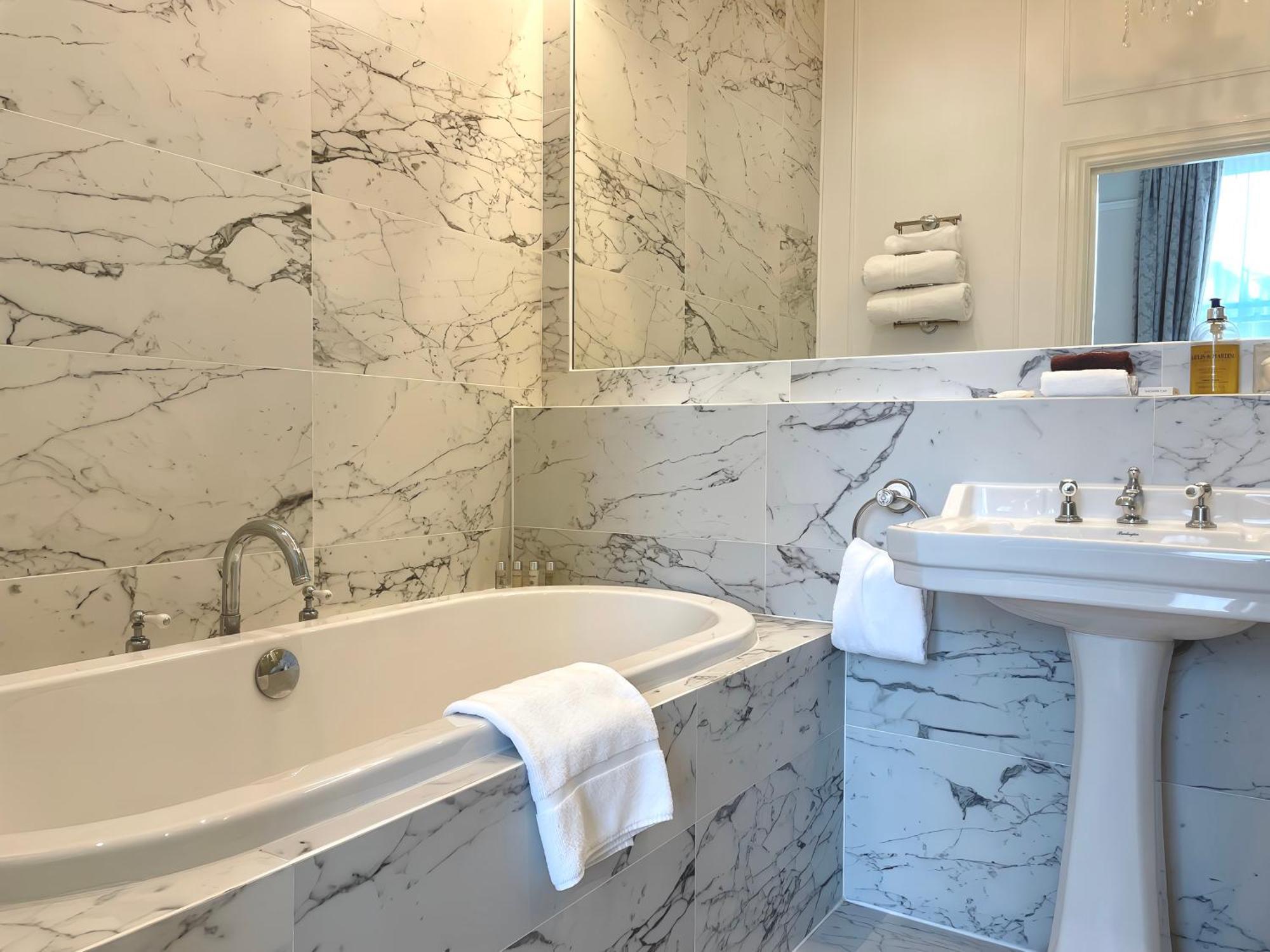 Bathen House Boutique Hotel חדר תמונה Bathroom in the hotel