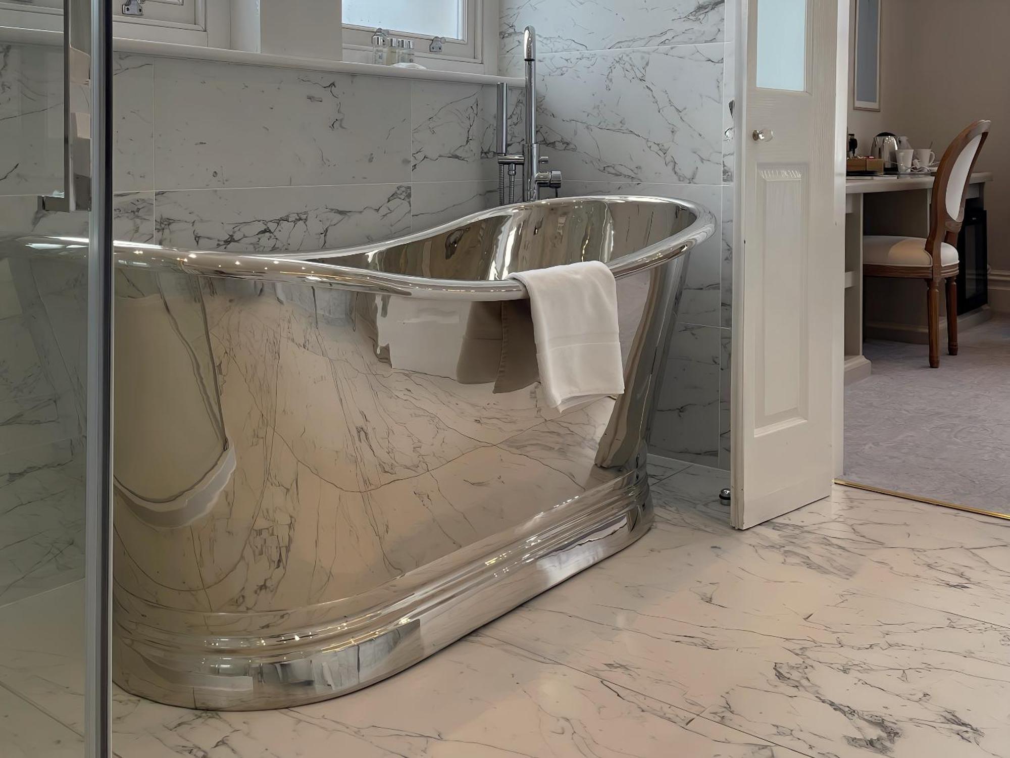 Bathen House Boutique Hotel חדר תמונה A freestanding bathtub