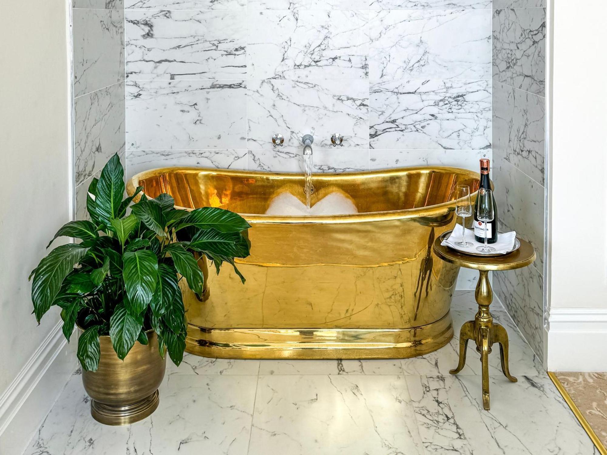 Bathen House Boutique Hotel חדר תמונה A freestanding copper bathtub